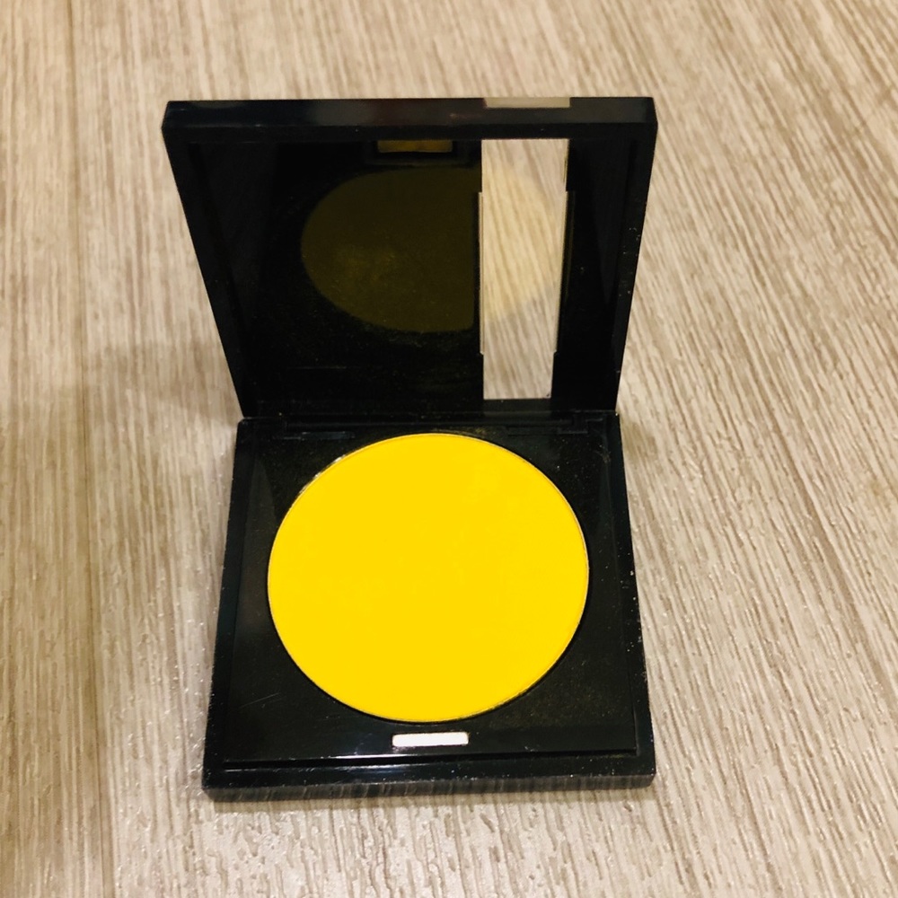 MAKE UP FOR EVER professional eye shadow yellow